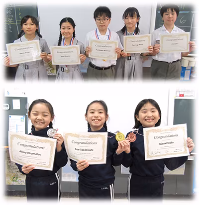 笑顔で表彰状を持ち横に並んでいる学生の写真