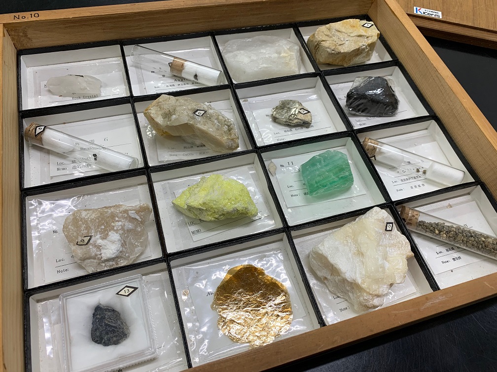 鉱物・岩石の観察(中1理科) - 明治学園 | 1910年開校 北九州 鉱物・岩石の観察(中1理科) - 明治学園 | 1910年開校 北九州